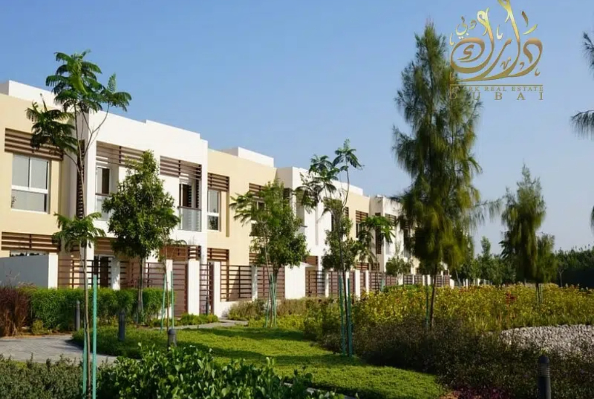 3 Bedrooms Villa for Sale near the Beach in Mina Al Arab